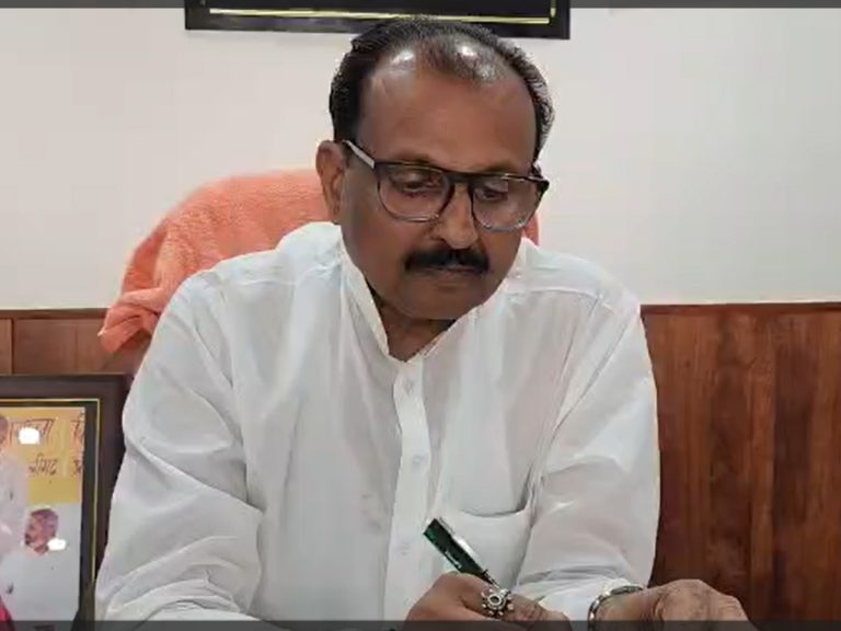 Raghuraj Singh controversial statement said those offering namaz on the road should go to Pakistan or Iraq