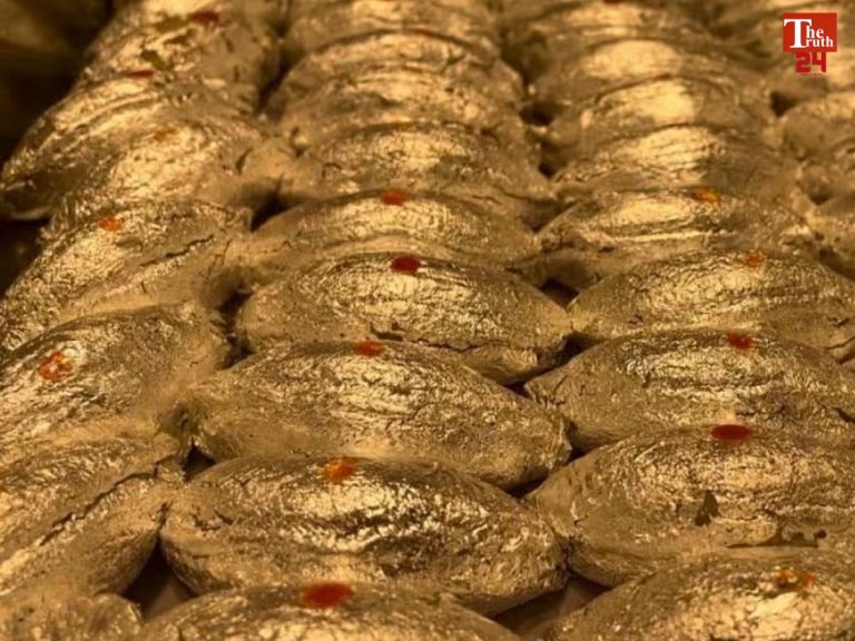 gold and silver gujiyas