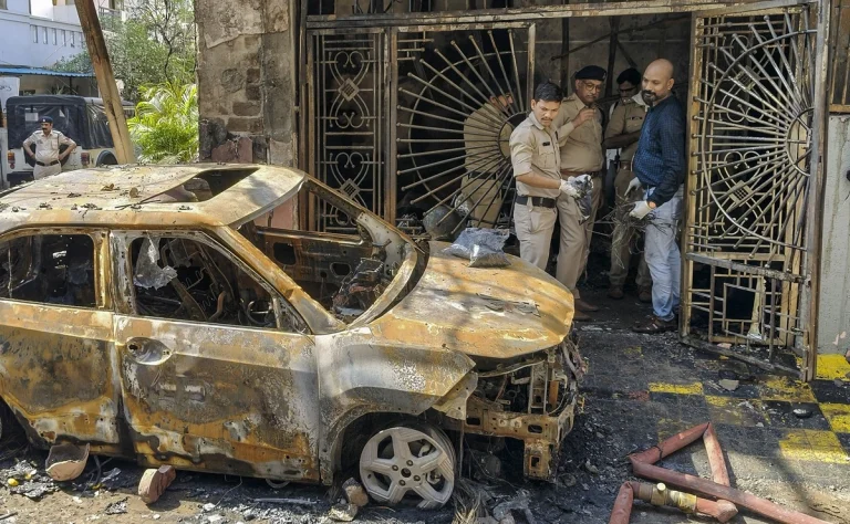 indore_fire_news_car