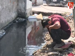 man-take-bath-from-dirty-drain-water-video-viral