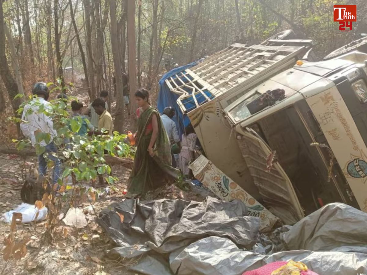 Jharkhand col drink truck accident people loot bottles instead of helping