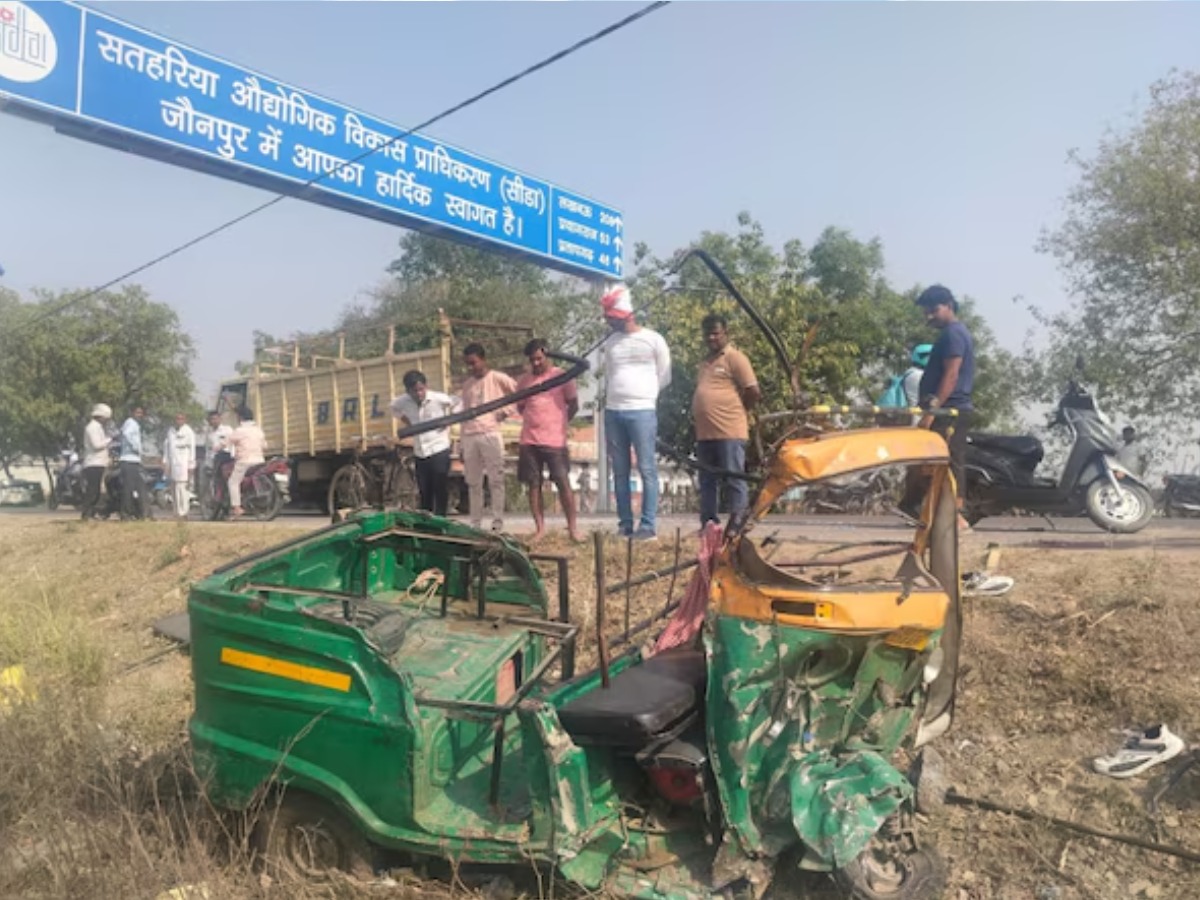 Horrific road accident in Jaunpur collision by truck auto three died many injured