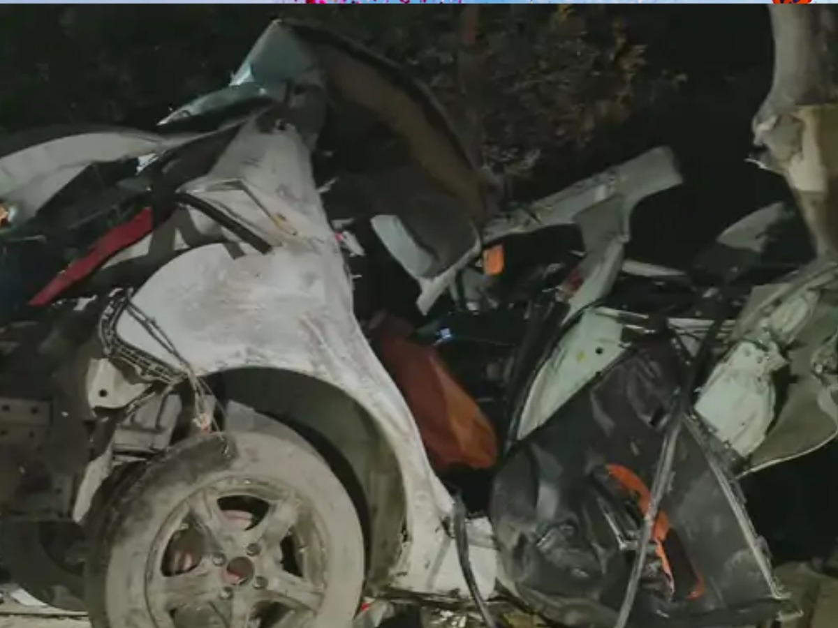 Uncontrolled car hits tree in Deoria 3 Died two seriously injured