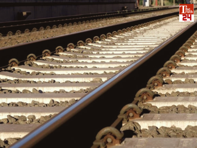 narmadapuram-station-mother-pushes-daughter-train-madhya-pradesh