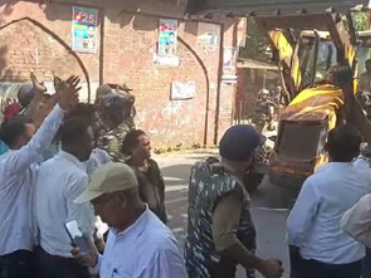 bulldozers action lawyers illegal chambers in lucknow high court order slogans against police and adminisration