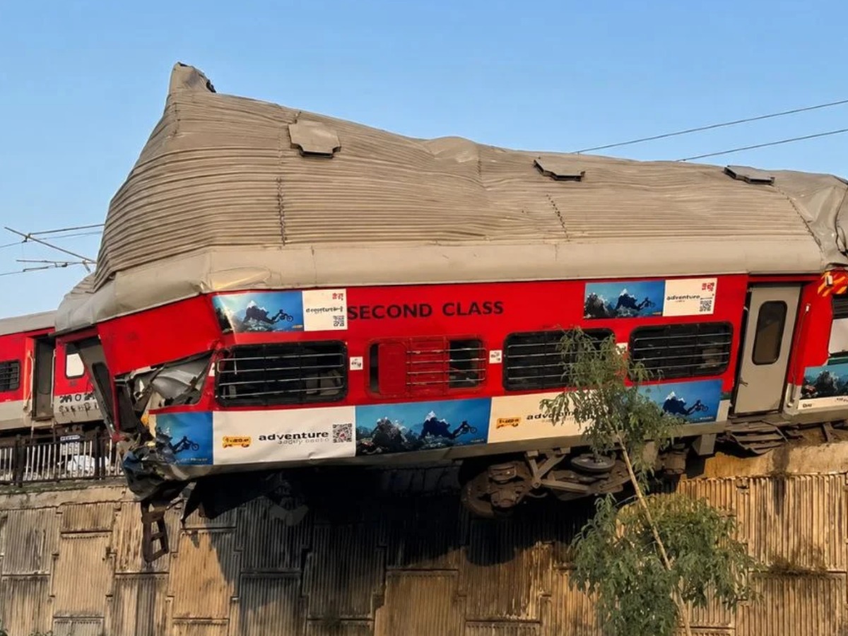 ujjaini express Derails after breaking shunting line in rishikesh railway station
