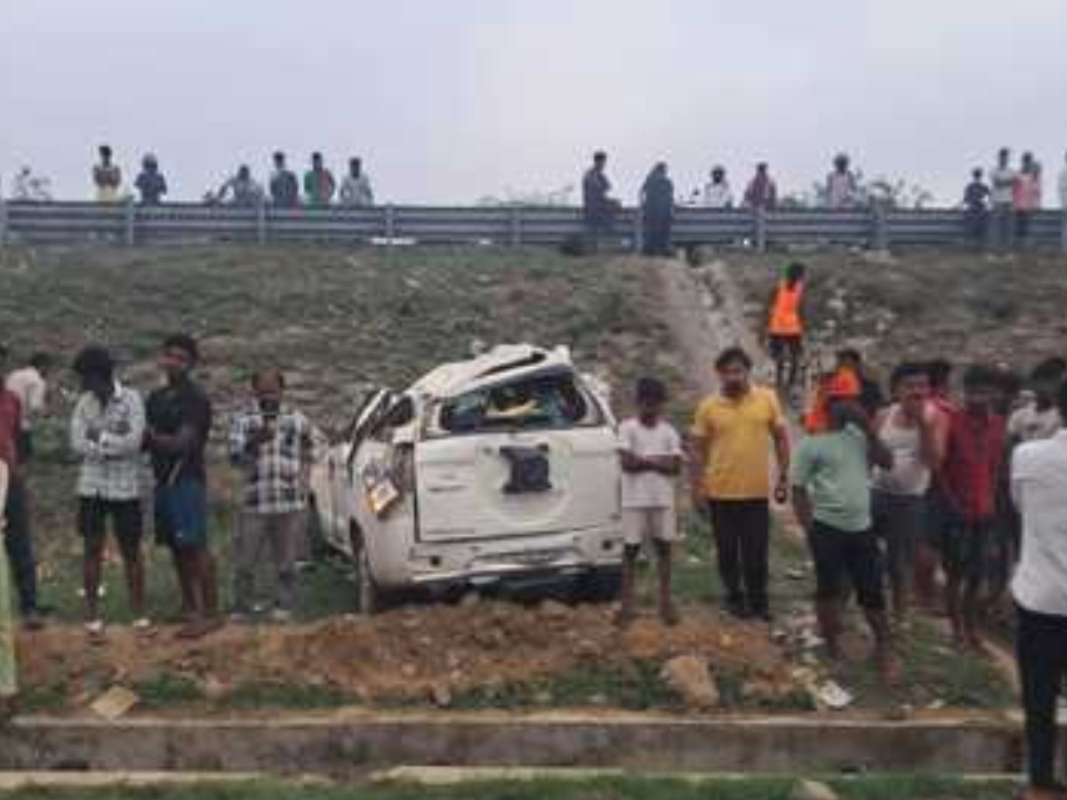 Horrific road accident in Gorakhpur car going to ayodhya overturned three died 2 injured