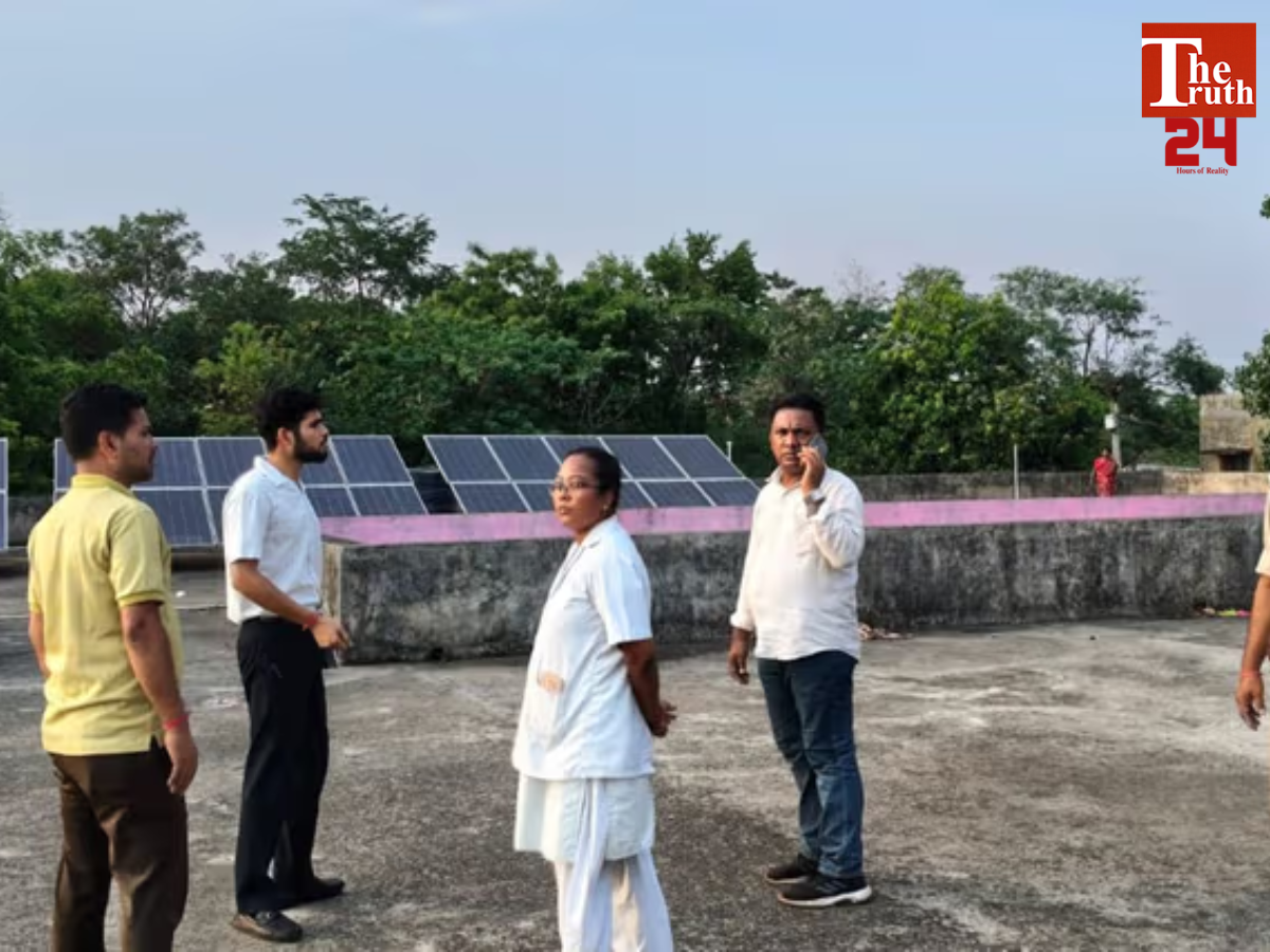 saraikela-chc-no-electricity-mobile-torch-delivery-jharkhand
