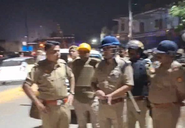 chaos during Kamlesh Bind funeral in village phulanpur stone pelting at police