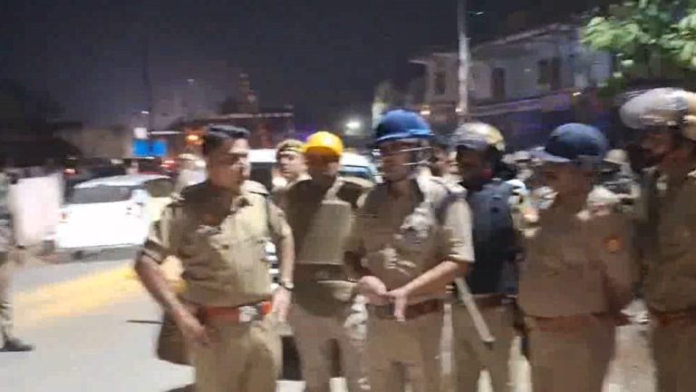 chaos during Kamlesh Bind funeral in village phulanpur stone pelting at police