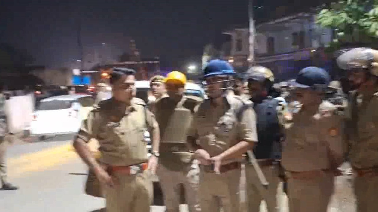 chaos during Kamlesh Bind funeral in village phulanpur stone pelting at police