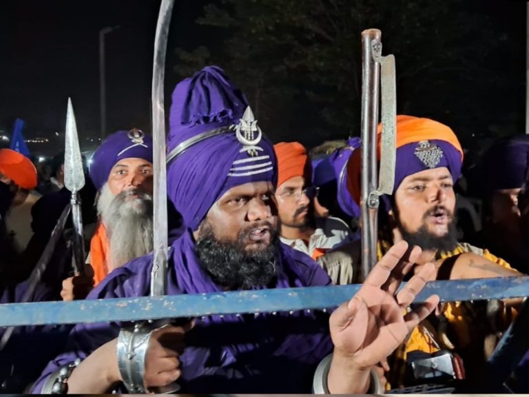 Major uproar in Vikasnagar Nihang breached police barricades strict action by administration