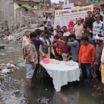 agra bjp smart city councilor celebrates birthday in drain smart city protest