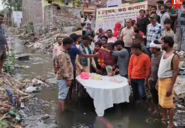 agra bjp smart city councilor celebrates birthday in drain smart city protest