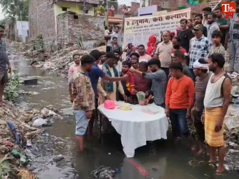 agra bjp smart city councilor celebrates birthday in drain smart city protest