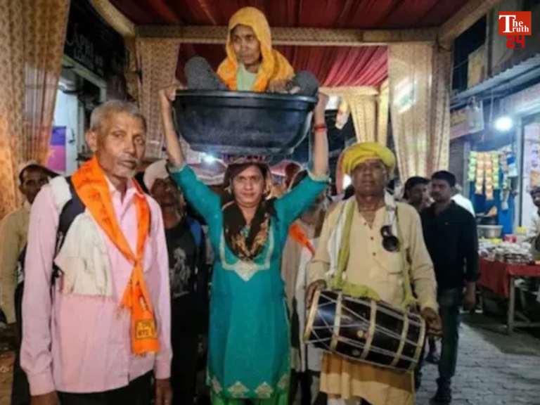 daughter in law carried mother in law in tub for 84 kosi parikramadaughter in law carried mother in law in tub for 84 kosi parikrama