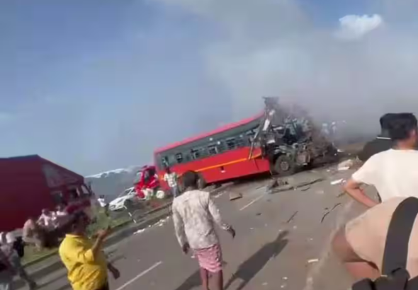 gujarat dhulia highway bus collision fire six killed surat