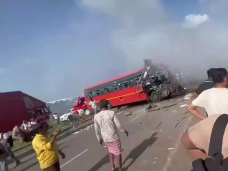 gujarat dhulia highway bus collision fire six killed surat