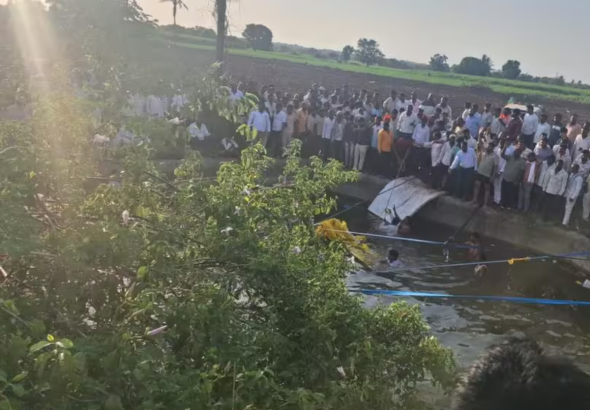 pandharpur pickup van falls into 14 devotees killed maharashtra