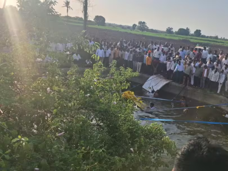pandharpur pickup van falls into 14 devotees killed maharashtra