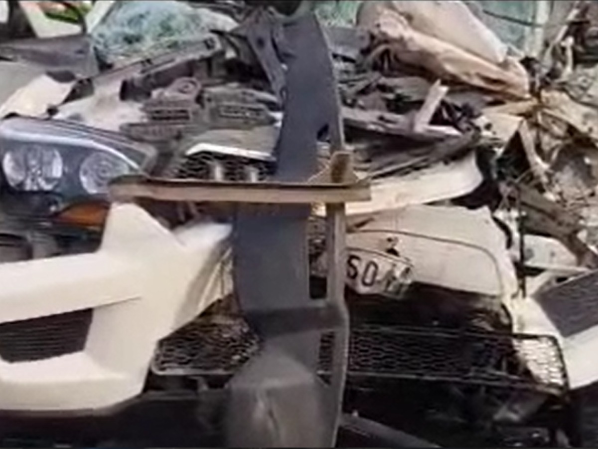 Scorpio collides with truck Three Dide four injured in Kanpur road Accident