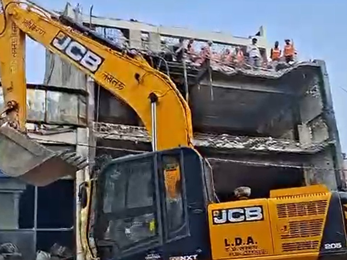 building in Lucknow Aliganj where 15 people burnt to death in fire is being demolished