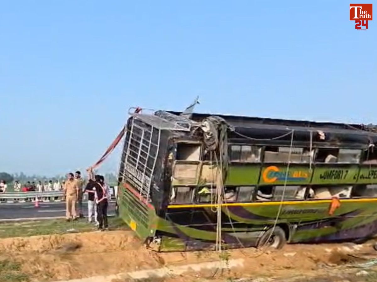 bus collided with divider on Ganga Expressway in Bahjoi Sambhal 2 people died on spot