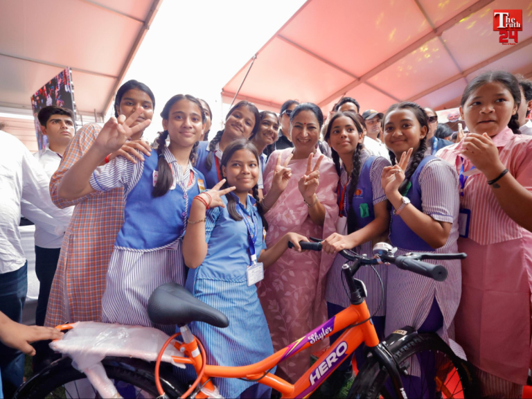 delhi cm rekha gupta distributes vidya vahini bicycles to class 9 girls 140000 cycle scheme