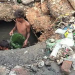 hapur drain cleaning workers without safety kit viral