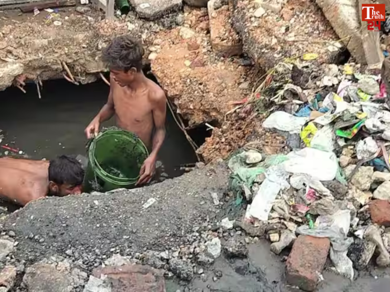 hapur drain cleaning workers without safety kit viral