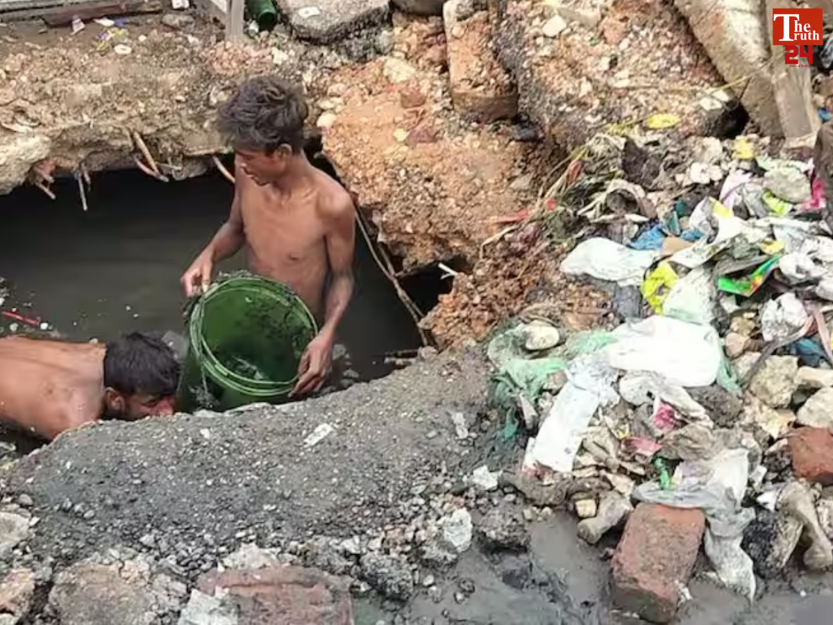 hapur drain cleaning workers without safety kit viral