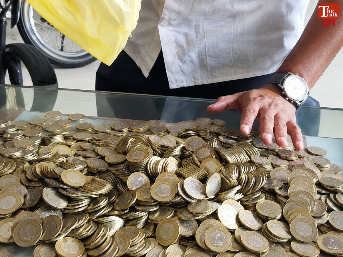 man buys splendor plus with 10 rupee coins telangana